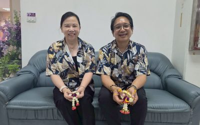 เจ้าหน้าที่สำนักคลังร่วมรดน้ำดำหัวขอพรผู้ใหญ่
