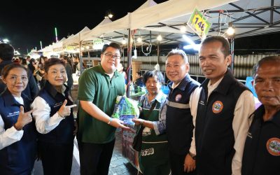 ลงพื้นที่ตรวจเยี่ยมพบปะพูดคุย พร้อมมอบเสื้อให้กับผู้ประกอบการร้านค้าถนนคนเดิน